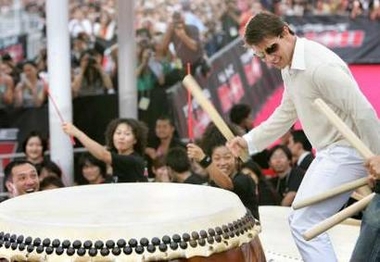 Tom and Nicole's children arrive in Australia for Kidman's wedding