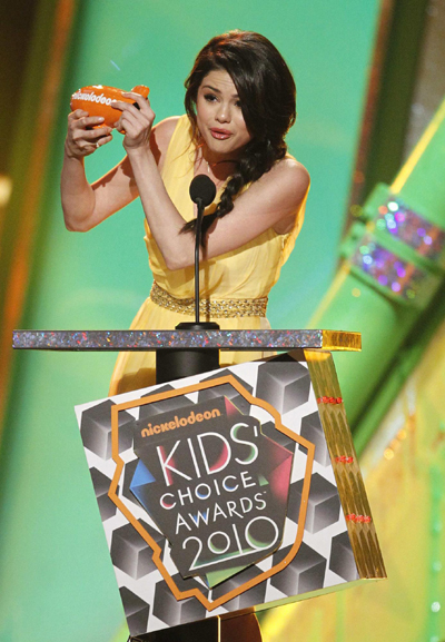 Lautner, Miley Cyrus win Kids' Choice Awards