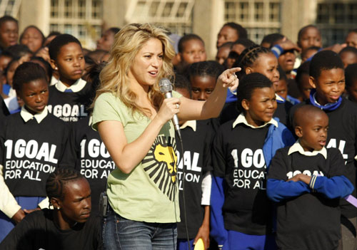 Shakira gives dance lesson in South Africa township