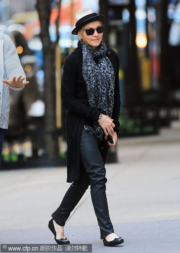 Madonna and kids at Kabbalah Center in NYC<BR>