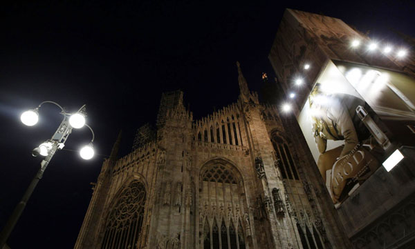 Burberry advertises on Duomo