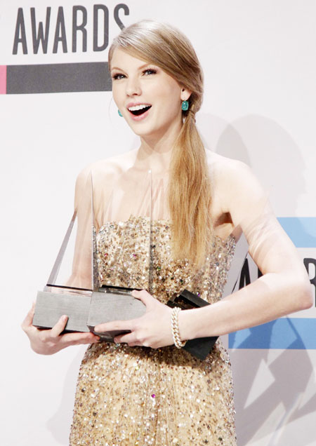 Celebrities perform at 2011 American Music Awards