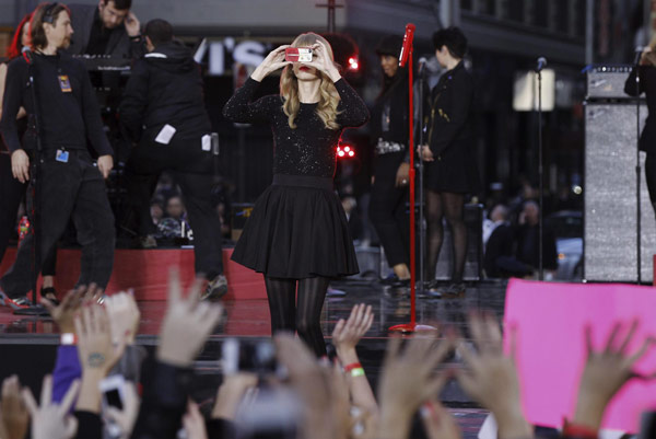 Taylor Swift sings 'Good Morning America'