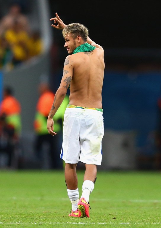 巴西4-1喀麥隆 眾將扛起內馬爾慶祝