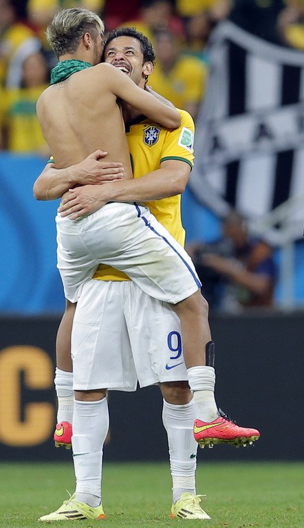 巴西4-1喀麥隆 眾將扛起內馬爾慶祝