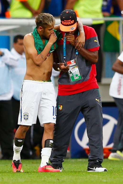 巴西4-1喀麥隆 眾將扛起內(nèi)馬爾慶祝