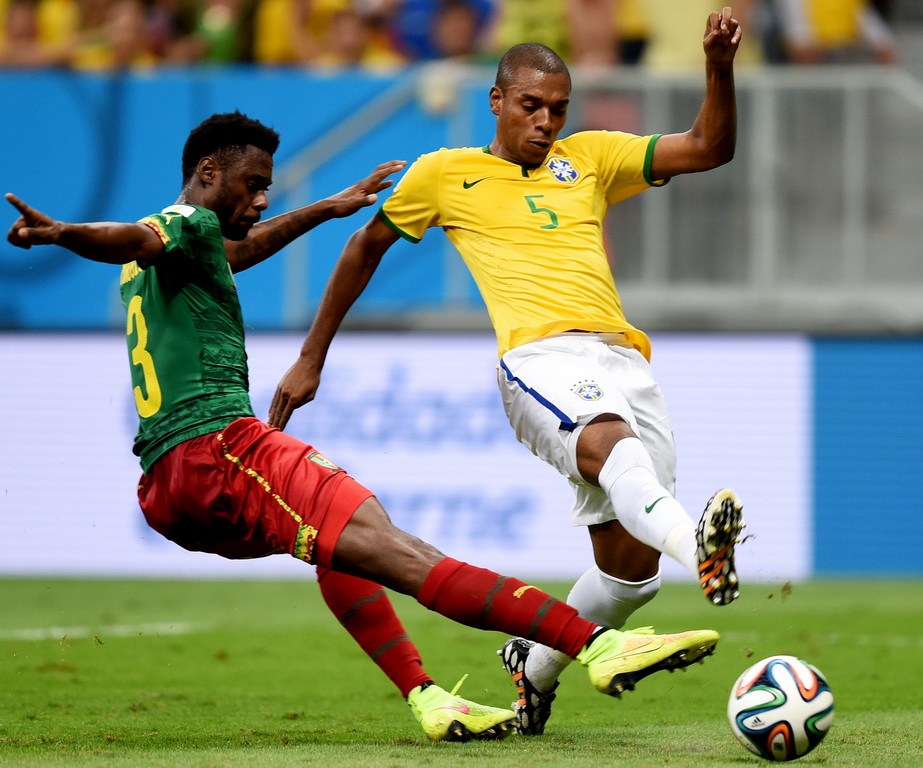 巴西4-1喀麥隆 眾將扛起內馬爾慶祝