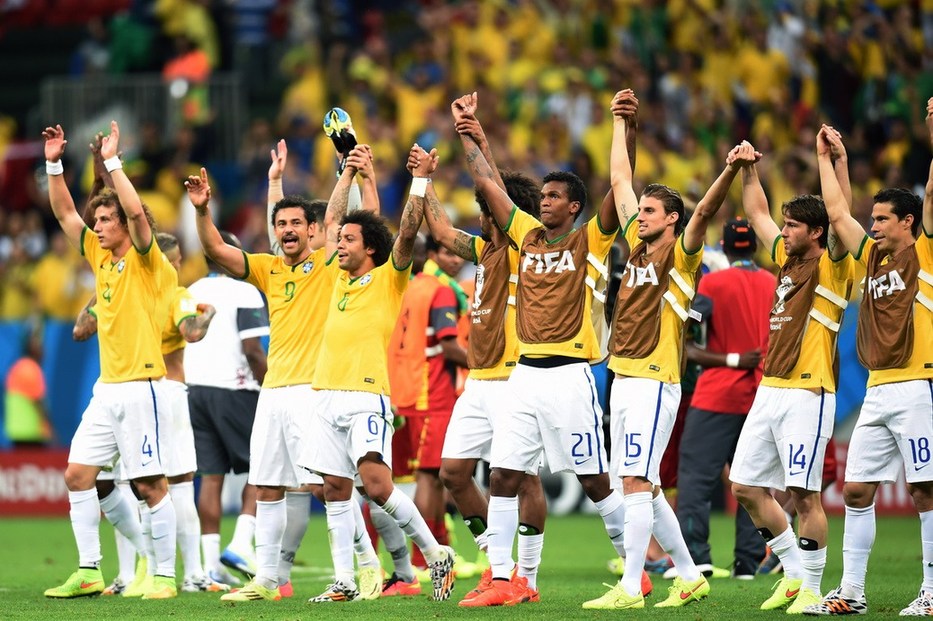 巴西4-1喀麥隆 眾將扛起內馬爾慶祝