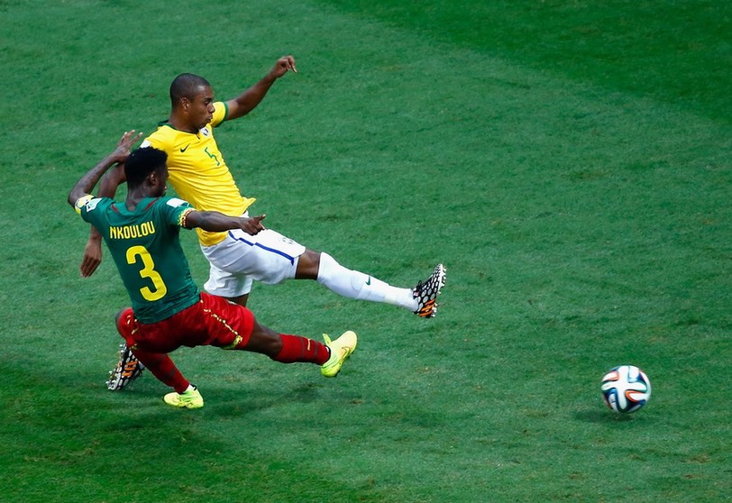 巴西4-1喀麥隆 眾將扛起內(nèi)馬爾慶祝