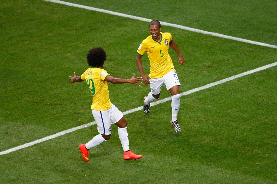 巴西4-1喀麥隆 眾將扛起內(nèi)馬爾慶祝
