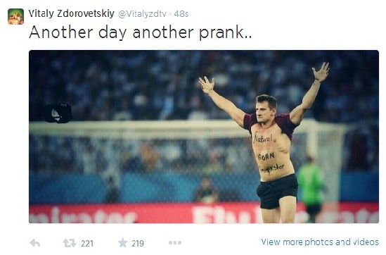 “天生的逗逼”亂入決賽 竟欲強吻隊員尋基情