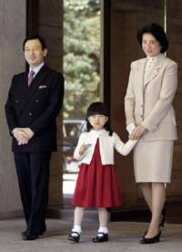 日本愛子公主長大了！家門口公開亮相