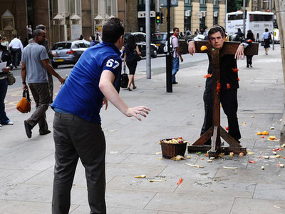 組圖：英市民用雞蛋砸首相布朗頭像泄憤