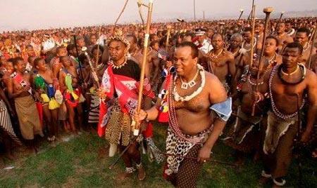非洲酋長選妃萬人盛況：展示純潔的身體