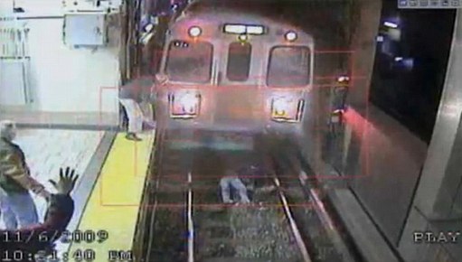 組圖：美一婦女醉臥鐵軌 司機(jī)及時(shí)剎車避免慘劇