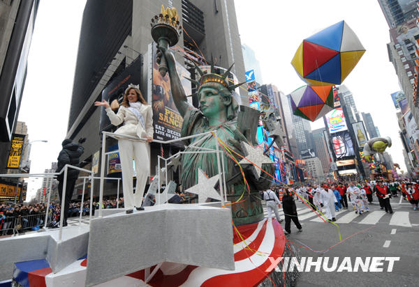 紐約感恩節(jié)大游行 數(shù)百萬人沿途觀看
