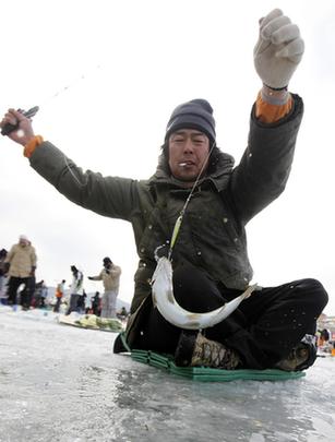 百萬韓國人參加冰上釣魚活動(dòng)