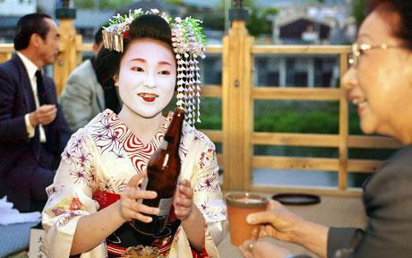 經(jīng)濟(jì)衰退錢難掙 日本藝妓被迫推出廉價(jià)啤酒服務(wù)