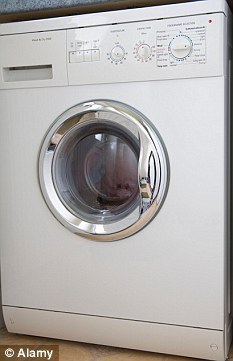 “躲貓貓”釀悲劇 英4歲男童爬入滾筒甩干機(jī)喪生