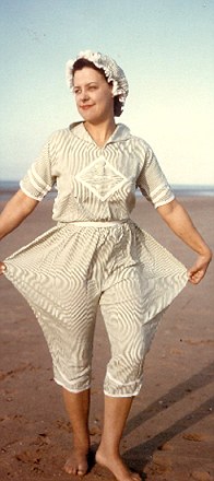 英八旬老太收藏百年泳裝 長短變化折射觀念更新