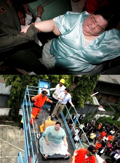 泰國最胖女子三年足不出戶 為上醫(yī)院鏟車接駕還拆房