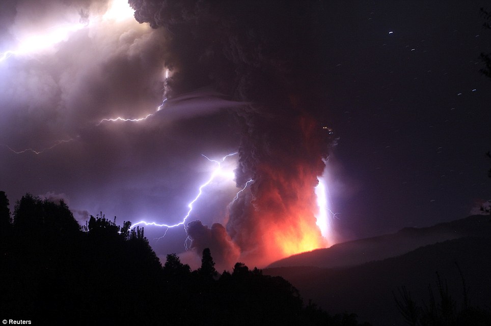 組圖:智利火山噴發(fā)伴隨電閃雷鳴 場(chǎng)面蔚為壯觀
