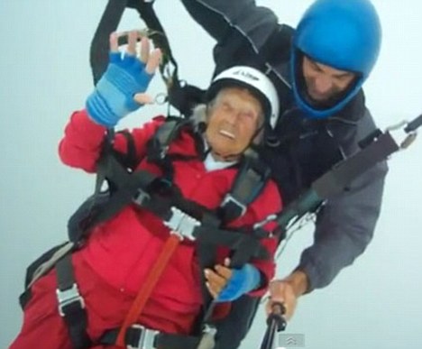 挑戰(zhàn)極限無(wú)分老幼！英104歲老婦完成高崖跳傘創(chuàng)記錄