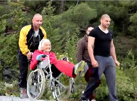 挑戰(zhàn)極限無(wú)分老幼！英104歲老婦完成高崖跳傘創(chuàng)記錄