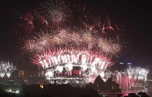 悉尼炫彩焰火、時代廣場倒計時 世界各地喜迎新年