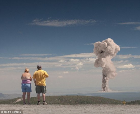 震撼！藝術(shù)家合成人類看核爆照片