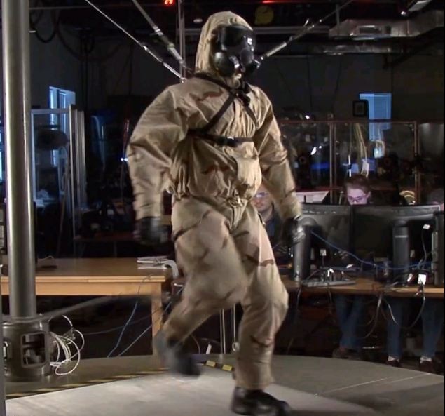 美研發高性能仿生機器人 能出汗可測試軍用防護服