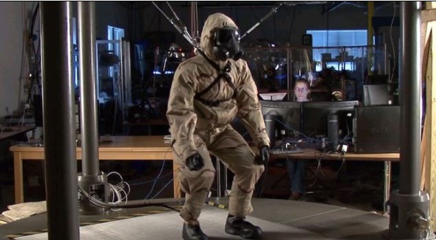 美研發高性能仿生機器人 能出汗可測試軍用防護服