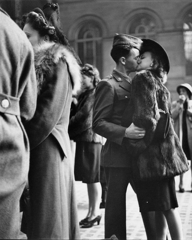 二戰美軍與愛人吻別照