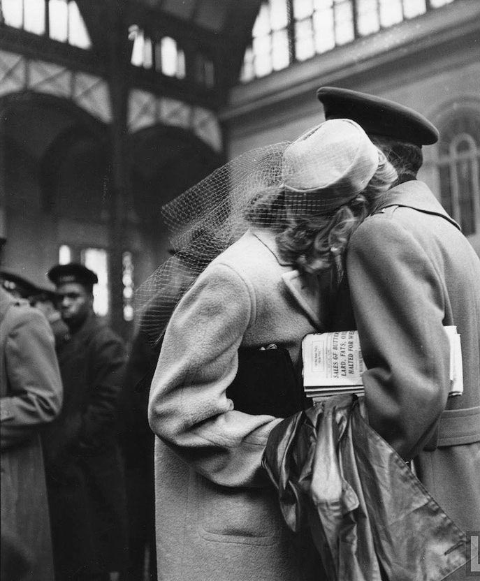 二戰(zhàn)美軍與愛人吻別照