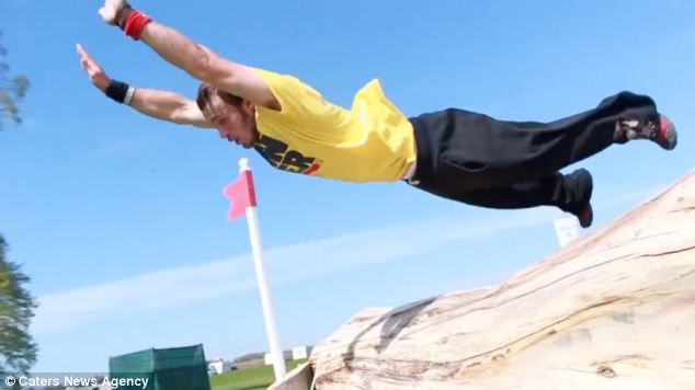 組圖：英“酷跑”男用雙腳完成馬術(shù)比賽