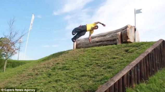 組圖：英“酷跑”男用雙腳完成馬術比賽