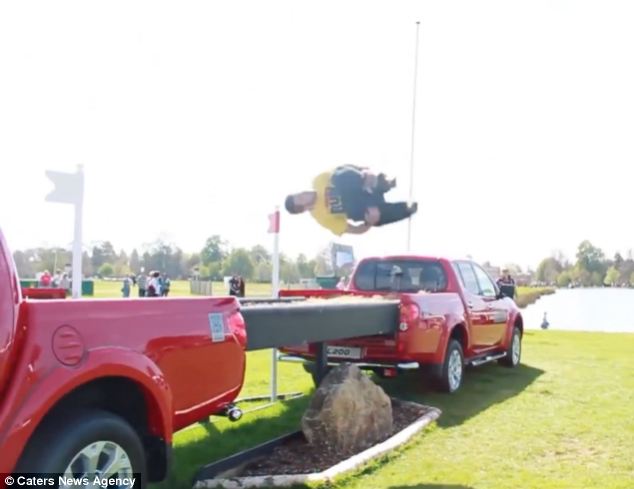 組圖：英“酷跑”男用雙腳完成馬術比賽