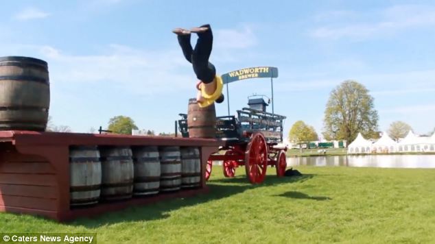 組圖：英“酷跑”男用雙腳完成馬術比賽