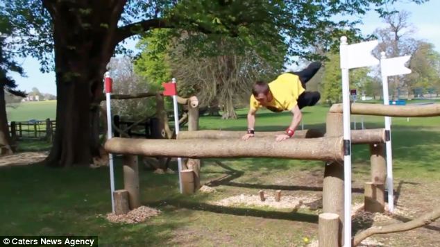 組圖：英“酷跑”男用雙腳完成馬術比賽