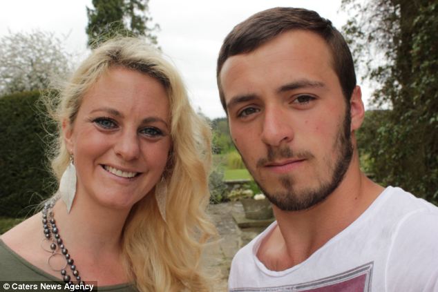 組圖：英“酷跑”男用雙腳完成馬術比賽