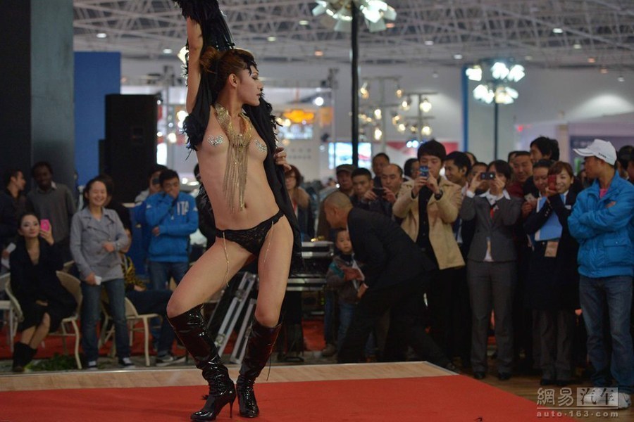靚麗車模驚艷武漢華中車展 盤點車模“妖孽”造型