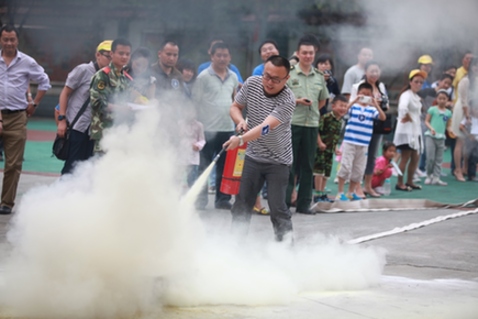 “六一”安全課堂：孩子，登云梯、接水帶、滅火盆你都會(huì)么？ ——利寶保險(xiǎn)在渝開展家庭安全體驗(yàn)活動(dòng)