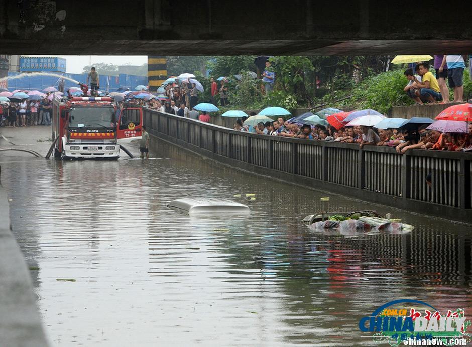 成都暴雨“看海” 涵洞積水車輛慘遭沒頂