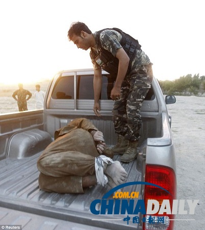現(xiàn)實(shí)版拆彈部隊(duì):阿富汗士兵徒手拆人肉炸彈(圖)