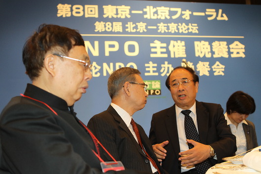 <SPAN>趙啟正在晚宴致辭并向日方贈送禮物</SPAN>