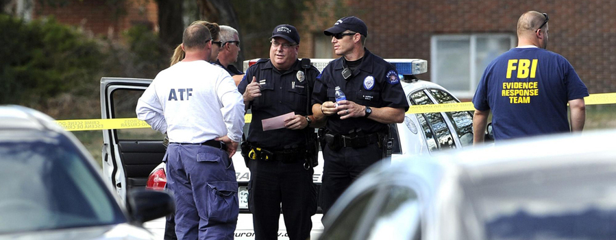 警方正準(zhǔn)備搜查嫌犯住處