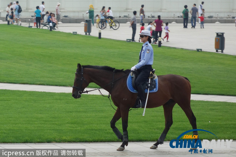 2013夏季達(dá)沃斯論壇：女騎警廣場(chǎng)巡邏 颯爽英姿（組圖）