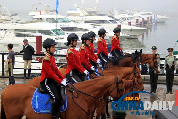 2013夏季達(dá)沃斯論壇：女騎警廣場巡邏 颯爽英姿（組圖）