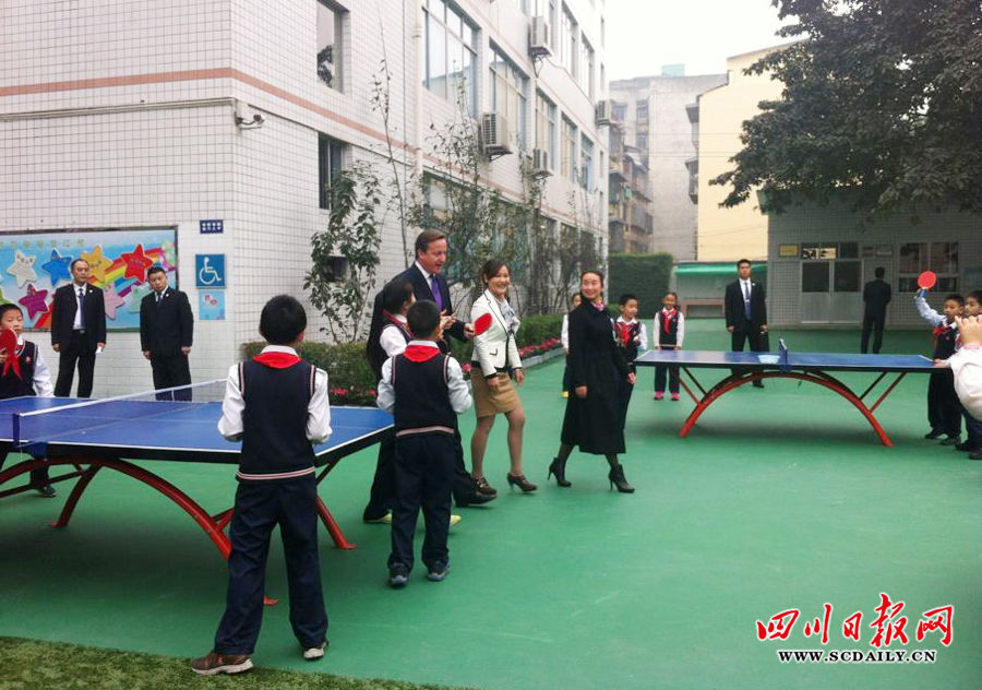 卡梅倫訪問成都(組圖)