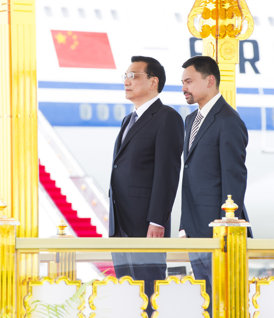 李克強(qiáng)抵達(dá)斯里巴加灣出席東亞領(lǐng)導(dǎo)人系列會議并對文萊進(jìn)行正式訪問